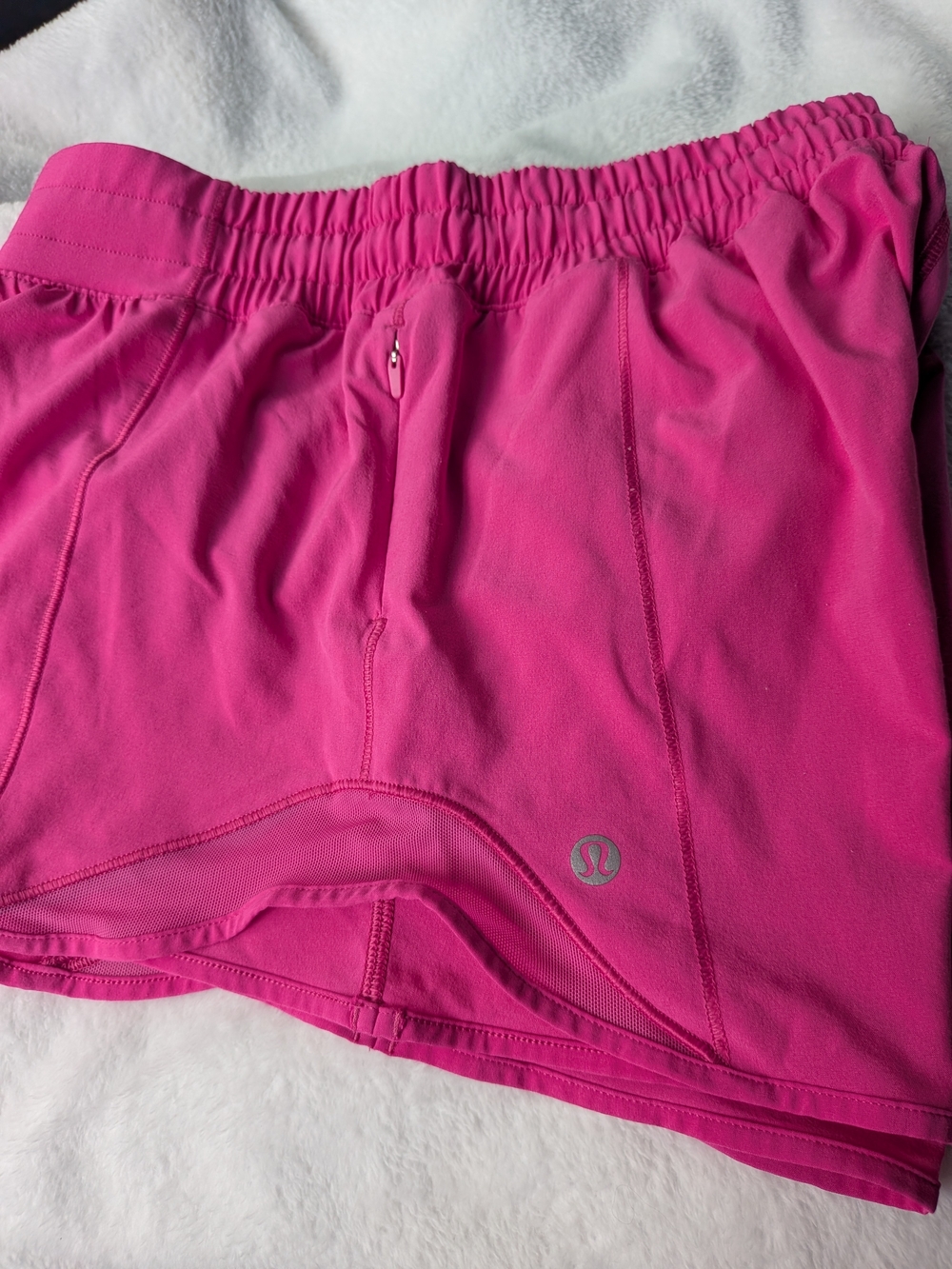 lululemon athletica Women's Hotty Hot Low-Rise Short 2.5" Sonic pink size 4 Tall